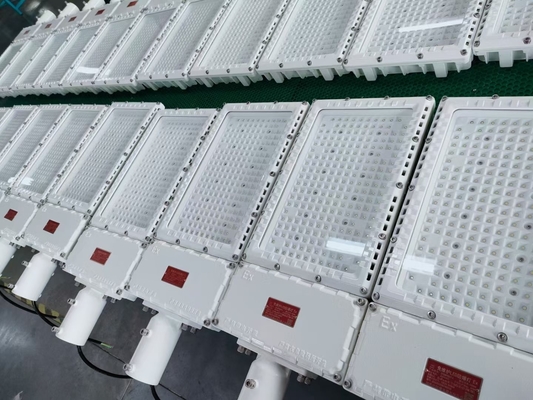 Lampu banjir LED untuk stasiun gas pertambangan petrokimia Zona 1 Zona 2 Pencahayaan Ex Db Eb IIC T6 Gb Ex Tb IIIC T80°C Db IP66