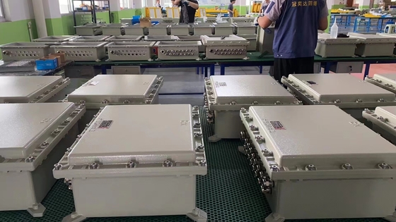 Waterproof Powder Coating Flameproof Distribution Board dengan IP66 WF2 dan akses kabel yang disesuaikan