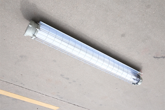 120-140° sudut sinar lampu fluoresen tahan ledakan dengan tingkat perlindungan Kelas II keamanan dan derajat IP66