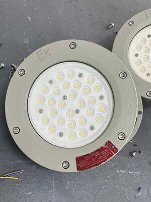 ATEX IECEx IP66 LED Lampu Tahan Ledakan 100W 150W Lampu Teluk Tinggi Gudang AC 100-277V Aluminium Die-Casting Garansi 5 Tahun