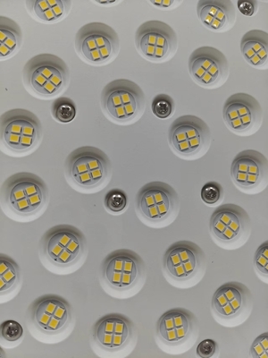Die Casting Aluminium LED Bay Lampu dengan Bracket Mount 50000hrs Umur