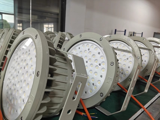 Die Casting Aluminium LED Bay Lampu dengan Bracket Mount 50000hrs Umur