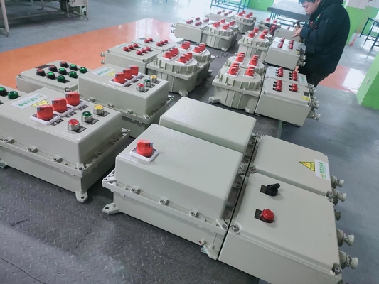 Panel listrik tahan api Panel kontrol tahan ledakan IP66 Vertikal debu tahan gantung