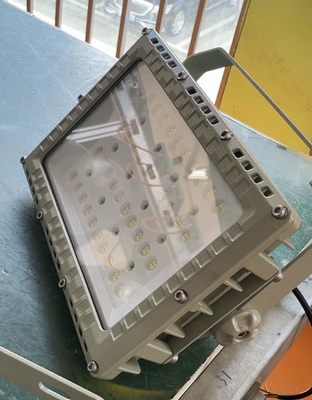 Lampu Sorot LED Tahan Air 240W Luar Ruangan Anti Ledakan IP66 ATEX IECEx Pencahayaan Industri untuk Area Berbahaya