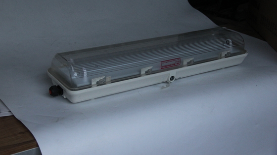 Daya tahan ATEX/IECEx/CNEX Lampu LED Linier Buktinya Led Lampu Industri Kelas IP66 Lampu untuk Daerah Berbahaya Minyak & Gas Pabrik Kimia Pertambangan Fasilitas Laut Desain hemat energi mengurangi