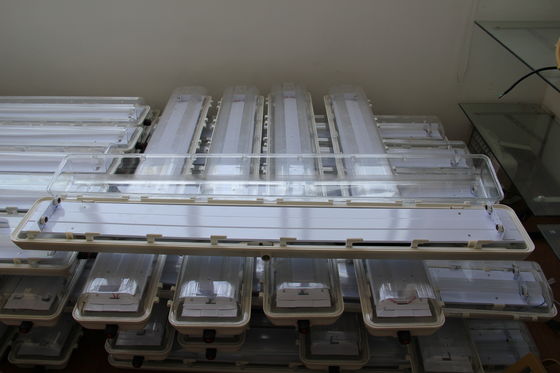 Lampu Linear LED IP66 Efisiensi Tinggi 18W 36W Tabung Tunggal/Ganda Tahan Air Lampu Ledak untuk Zona 1 Zona 2