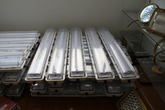 ATEX/IECEx/CNEX Disetujui Area Berbahaya Lampu LED, IP66 Rating, Garansi 5 Tahun, Daya Wattage dan Ukuran Disesuaikan Daya tahan BYS Seri Led Lampu Linier Proof Led dengan Sertifikasi Tiga