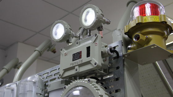 Lampu darurat tahan api industri yang menjamin keselamatan di lingkungan berbahaya