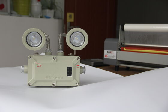 Tanda Keluar Darurat LED IP66 220v Isi Ulang Kaca Tempered Paduan Aluminium Durasi 3 Jam