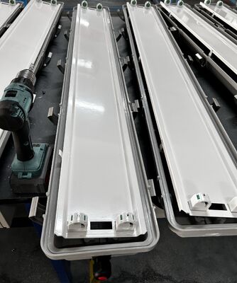 Perlengkapan Pencahayaan Linear Berperingkat Bahaya IP66 Tingkat Kinerja Tempat Berlindung WF2, Luminaire Tervalidasi Ex Tb IIIC T80°C Db untuk Fasilitas Pemrosesan Petrokimia