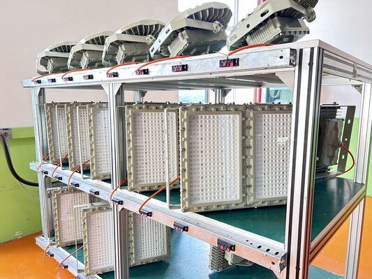 Lampu Sorot LED Anti Ledakan ATEX 1000W dengan empat modul digabungkan untuk penggunaan Proyek Minyak & Gas & Pupuk