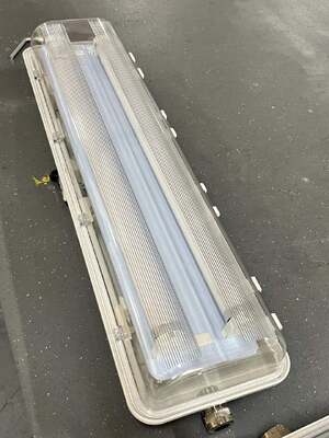 Lampu Linier Ex-Proof IP66 WF2 Tingkat Perlindungan Lampu Fluoresen Ex Mark Ex Tb IIIC T80°C Db untuk Fasilitas Petrokimia