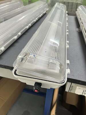 Perlengkapan Linear Tahan Api IP66 WF2 Standar Ketahanan Cuaca, Ex Tb IIIC T80°C Db Ditandai Penerangan untuk Premis Kompleks Kimia