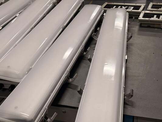 Perlengkapan Linear Tahan Api IP66 WF2 Standar Ketahanan Cuaca, Ex Tb IIIC T80°C Db Ditandai Penerangan untuk Premis Kompleks Kimia